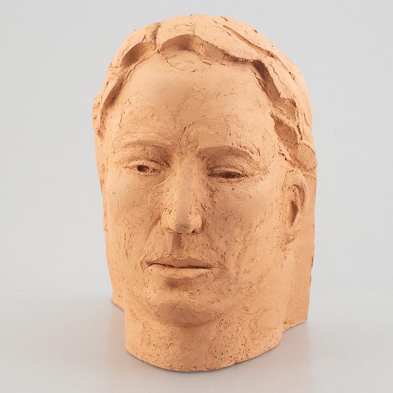 Hertha Hillfon, A head.