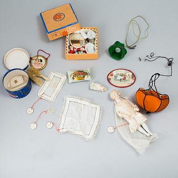 Dollhouse furniture and accessories. Early 20th century..