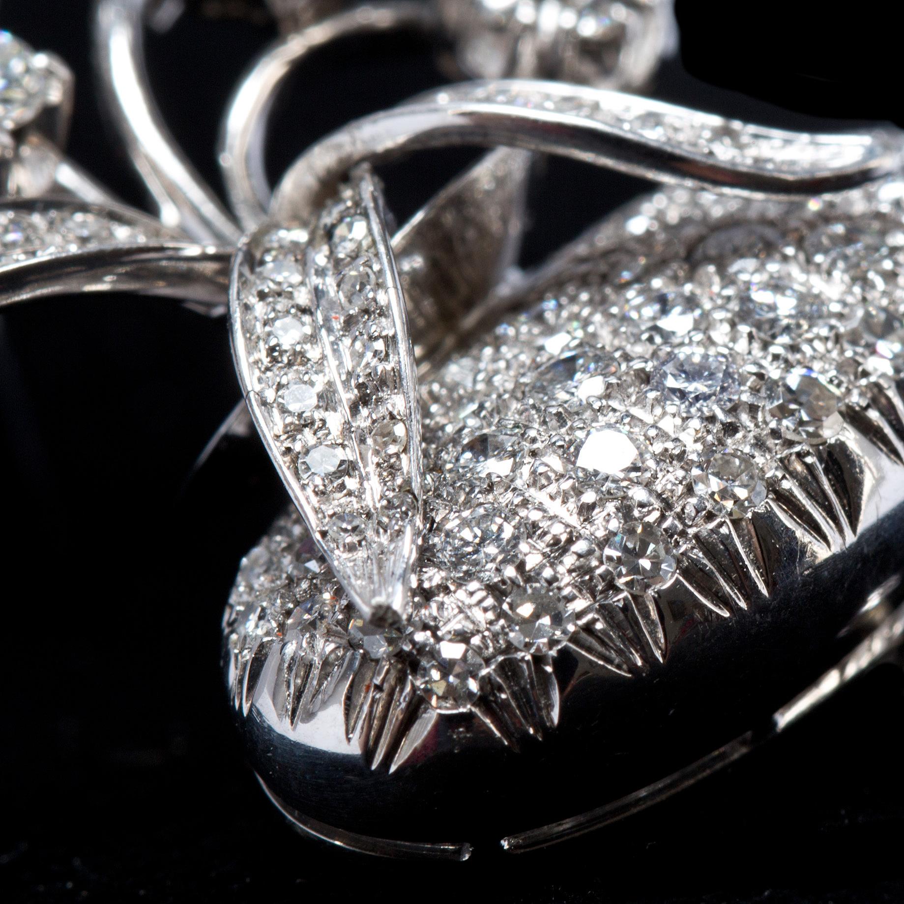 BROSCH, 14k vitguld, briljantslipade samt åttkantslipade diamanter ca 1.30 ct, Alessandria, Italien. Vikt ca 11 g.