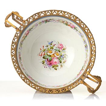 Uppsatsskål, förgylld och patinerad brons samt porslin. Frankrike, "Sevres", 1800-tal.