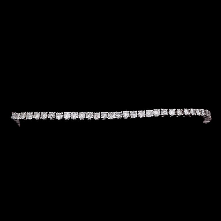 ARMBAND, 14 k vitguld, Rivière, briljantslipade diamanter tot ca 4.72 ct.