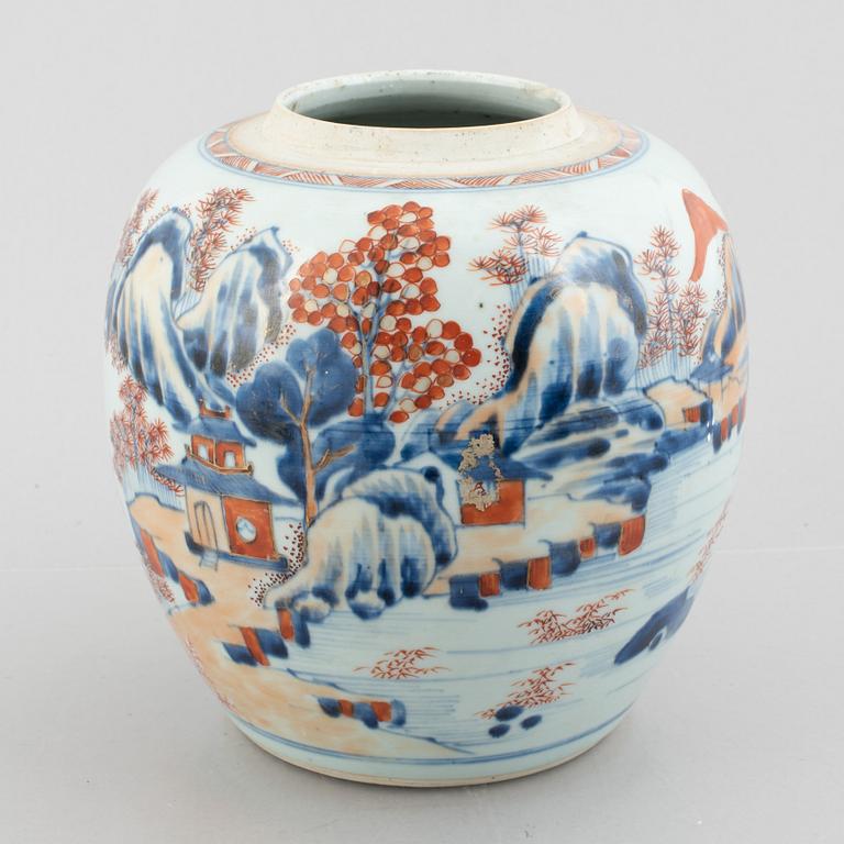 An Imari porcelain pot, China, Qing dynasty, 18th century.