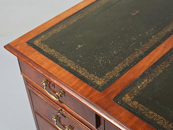 SKRIVBORD, engelsk stil, 1900-talets andra hälft.