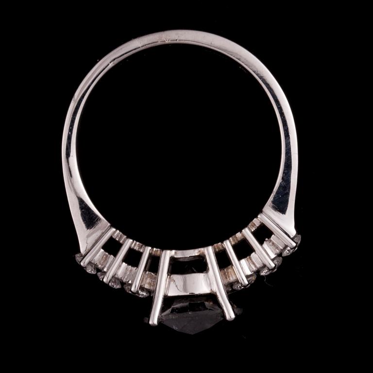 RING, 18K vitguld, svart färgad diamant, 3,09 ct, sidodiamanter tot. 0,32 ct. Vikt 5,6 g. Intyg 336.