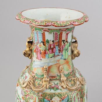A pair of famille rose Canton vases, Qing dynasty, late 19th century.