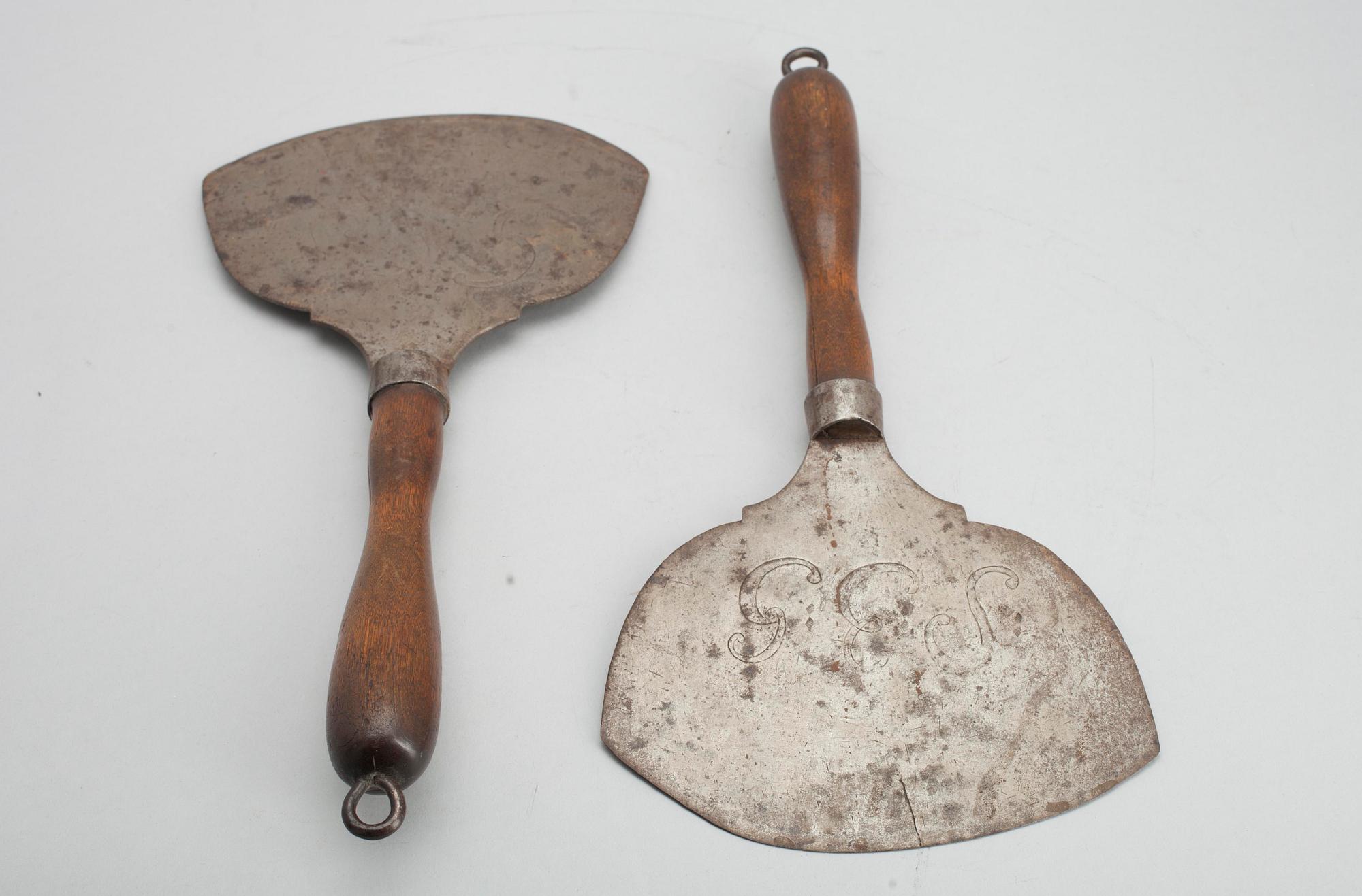 KÖKSREDSKAP, ett par, trä och metall, allmoge, sign. GES och dat. 1789.