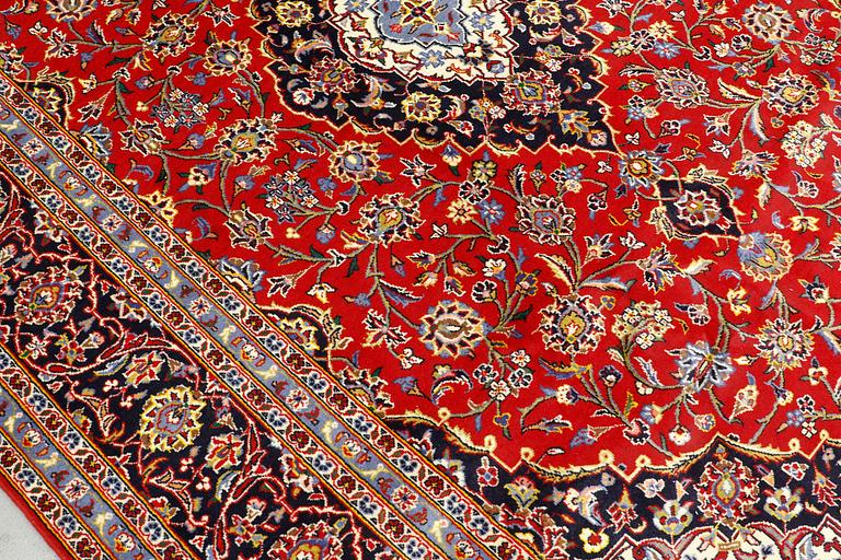 A carpet, Kashan, ca 305 x 205 cm.