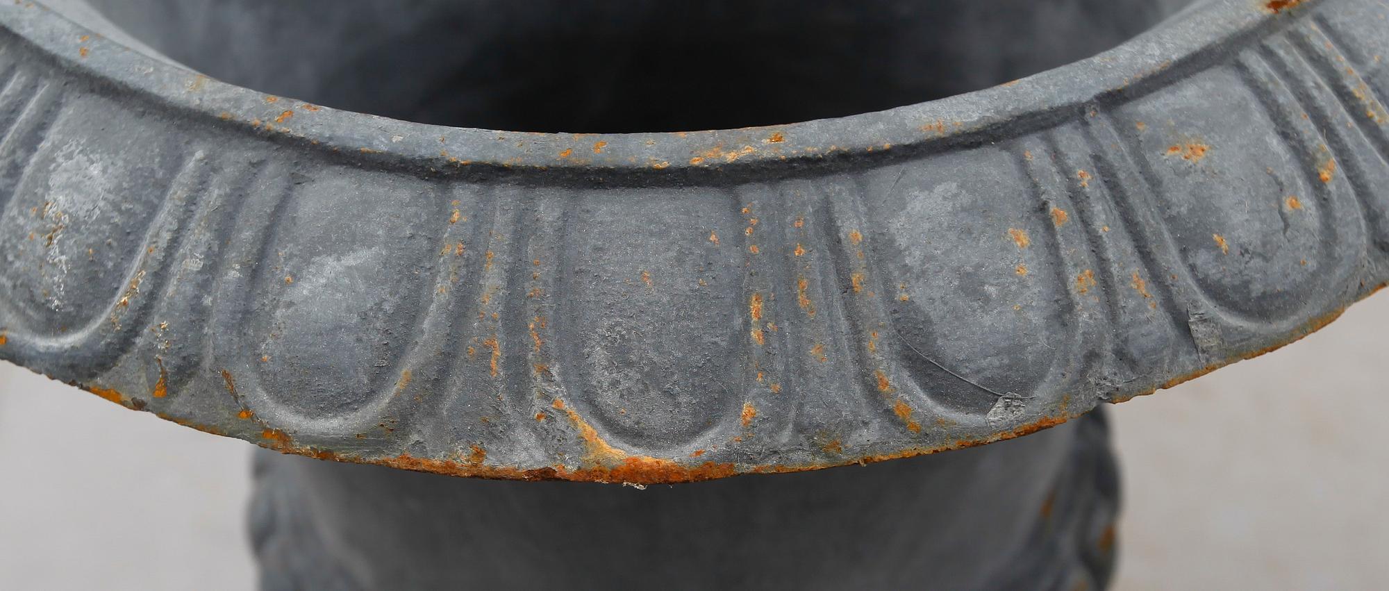 TRÄDGÅRDSURNOR, 1 par, gjutjärn, modern tillverkning.