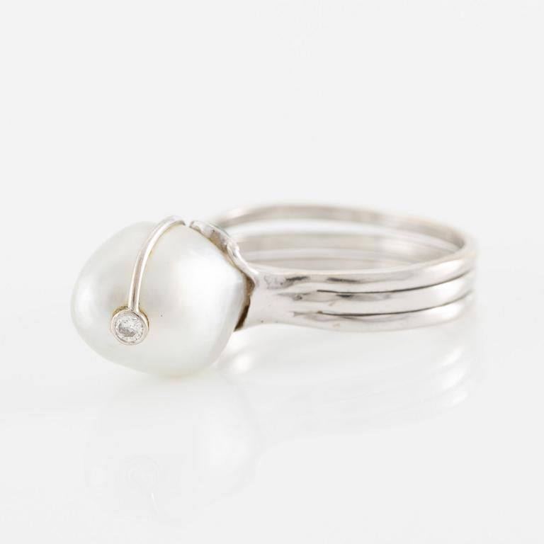 Ring 18K white gold with a baroque cultured pearl.