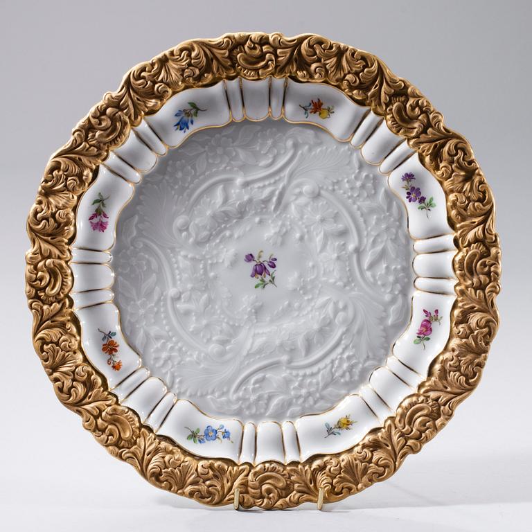 TALLRIK, porslin, förgyllning. Meissen, 1900-talets andra hälft.