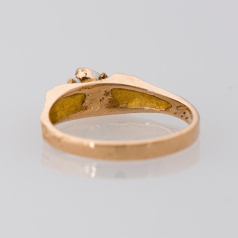 A RING, cultured pearl, 14K gold. Lapponia 1965.