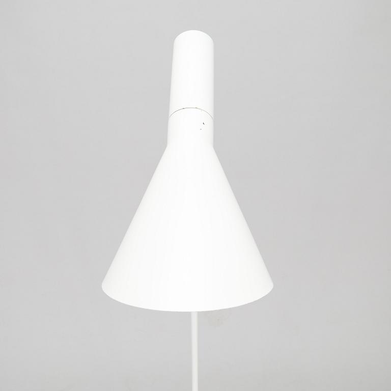 Arne Jacobsen, golvlampa AJ för Louis Poulsen Danmark.