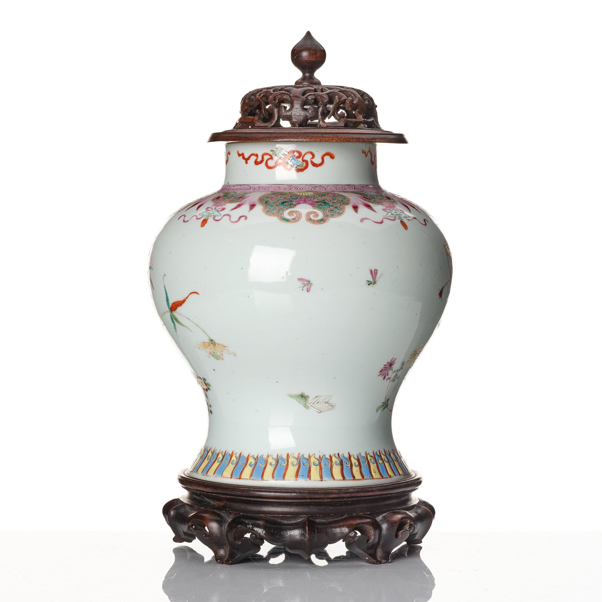 Urna, porslin. Qingdynastin, 1800-tal.