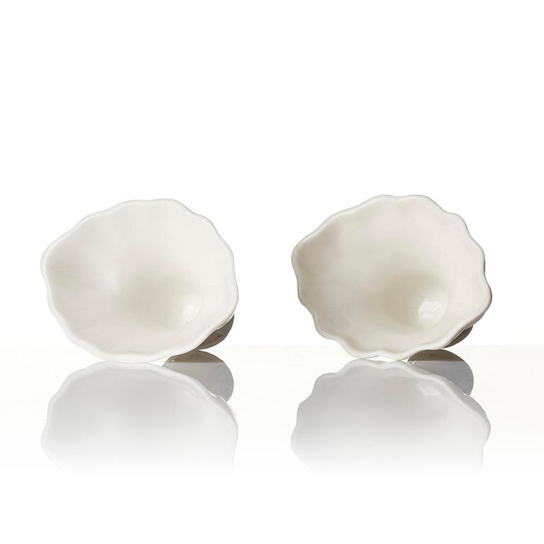 Vinofferbägare, två stycken, porslin. Qingdynastin, 1700-tal.