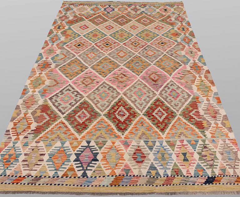 A Kilim rug, approx. 263 x 173 cm.