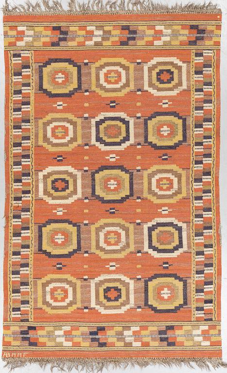 Märta Måås-Fjetterström, a carpet, "Röda Åttan", flat weave, ca 237-239 x 147-149 cm, signed AB MMF.