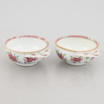 A pair of Famille Rose porcelain cups, China, Qing dynasty, Qianlong (1736-95).