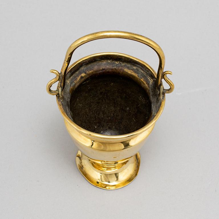 VIGVATTENSKÅL, mässing, England, 1700-tal.