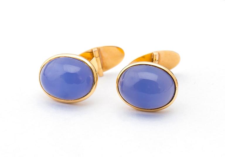 MANSCHETTKNAPPAR, guld med cabochonslipad blå Kalcedon. Stigbert för Heribert Engelbert, Stockholm, 1953. Vikt ca 11 g.