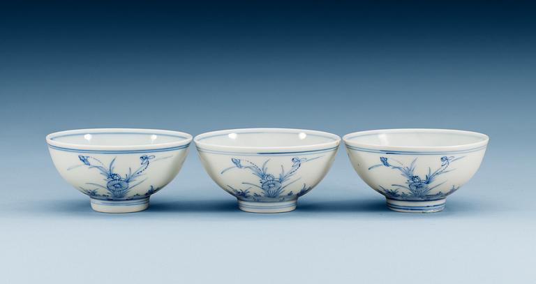 A pair of blue and white cups, Qing dynasty (1644-1912) with Yongzheng´s six character mark.