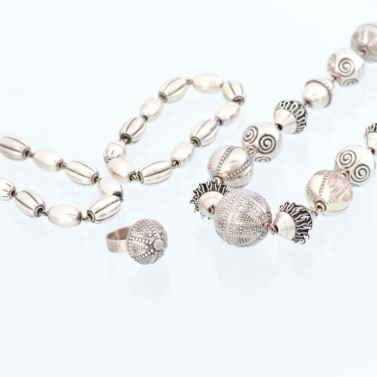 KAULAKORU, RANNEKORUJA, 2 kpl, ja SORMUS, "Halikon Kääty", hopeaa. Kalevala Koru 1972-83.