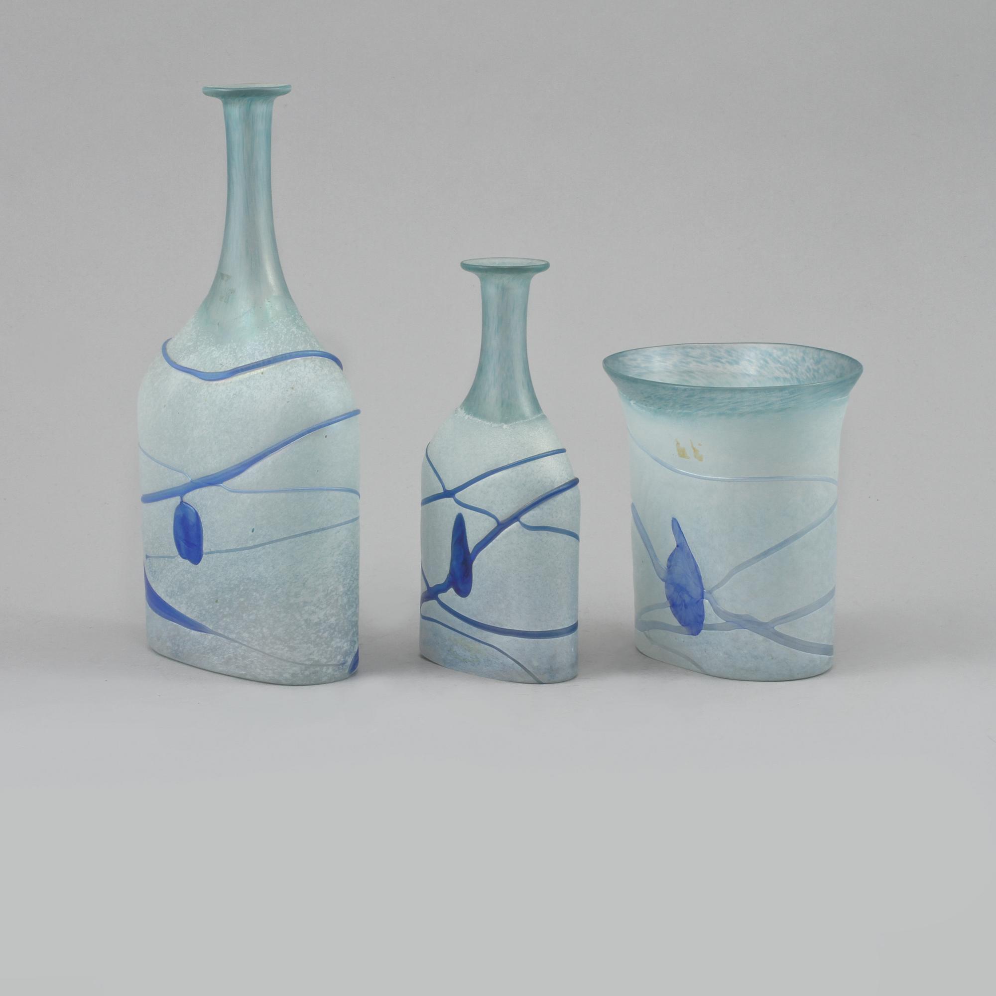 FLASKOR, 2 st, VAS samt SKÅL, glas, Bertil Vallien, Kosta Boda, två signerade delar.