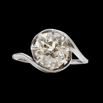 398. A RING, platinum, old cut diamond c. 2.5 ct. tinted/I. Size  17. Weight 5,8 g.