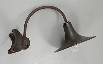 VÄGGLAMPA, gjutjärn samt metall. 1900-talets första hälft.
