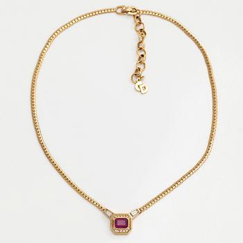 Christian Dior, A necklace.