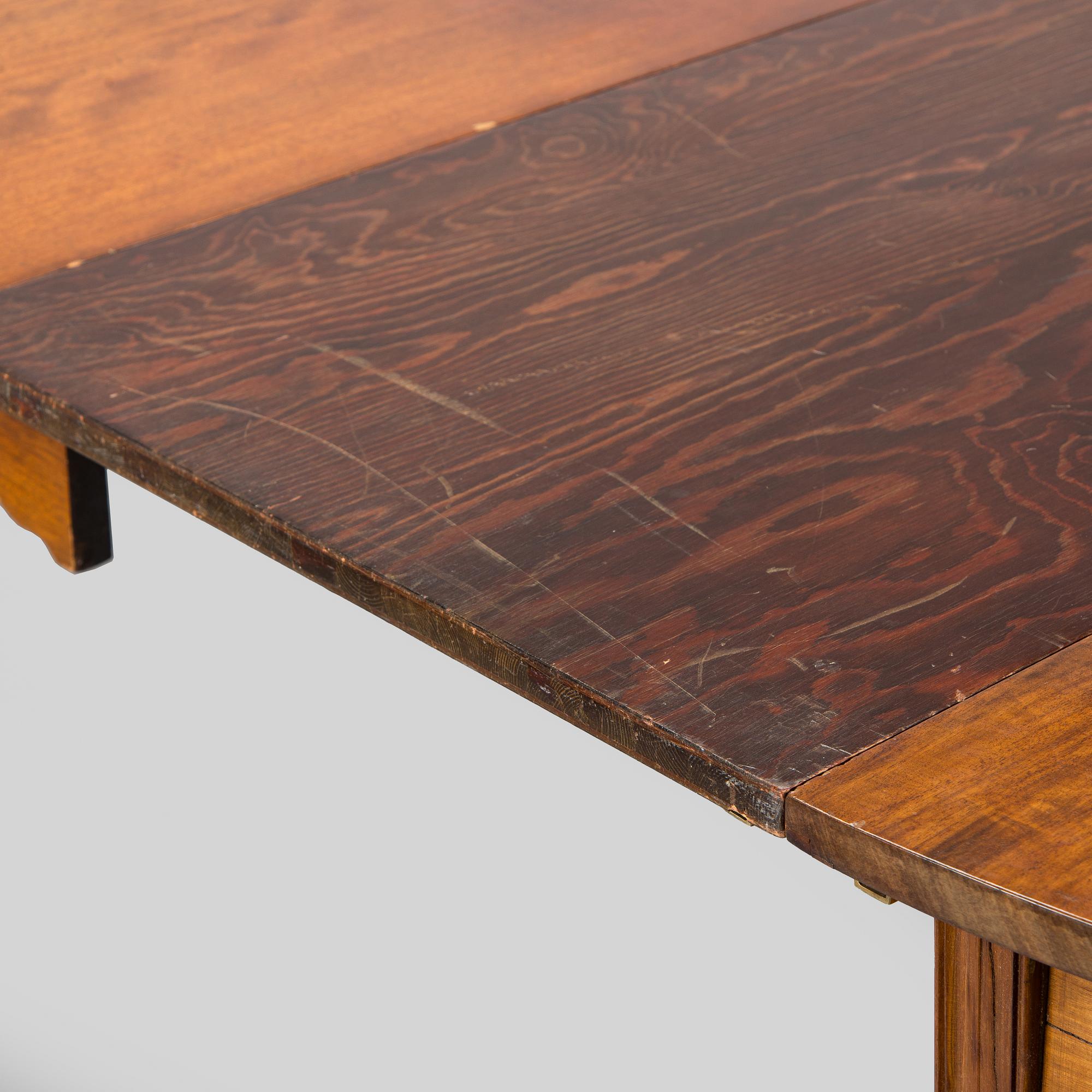 A mahogany dinner table circa 19th century, Georg III.