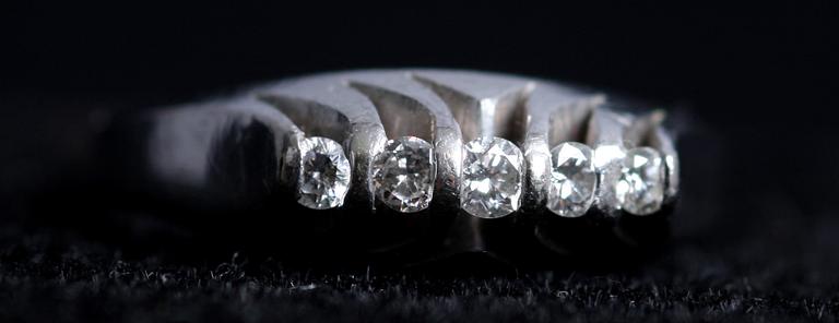 RING, vitguld samt 5 briljantslipade diamanter, tot ca 0.22 ct.