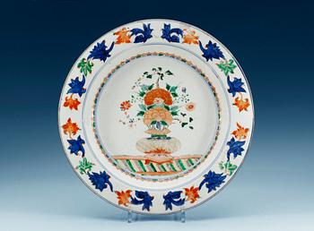 435. A famille verte charger, Qing dynasty, Kangxi (1662-1722).