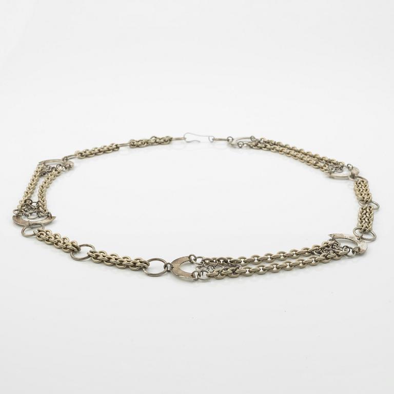 Siv Lagerström, skärp/collier i vit metall.