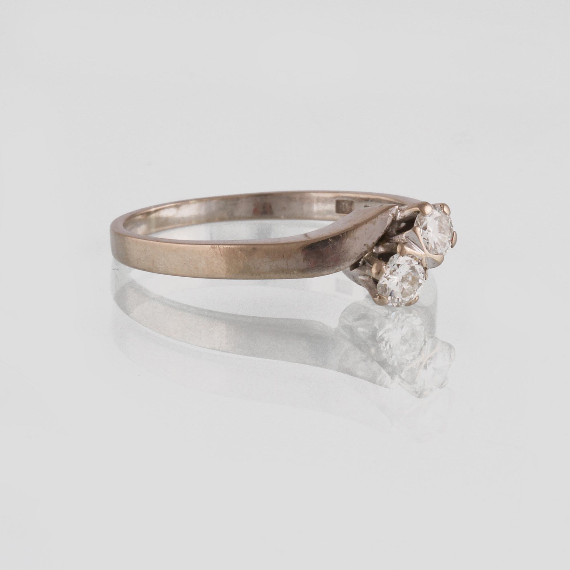 RING, 18K vitguld med 2 briljantslipade diamanter 0.30 ct, Gustav Dahlgren & Co, Malmö, 1973. Vikt 2,9 gram.