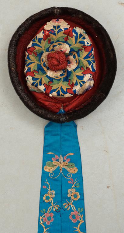 DRÄKTDELAR, tre stycken, textil och päls. Sen Qing dynastin (1644-1912).