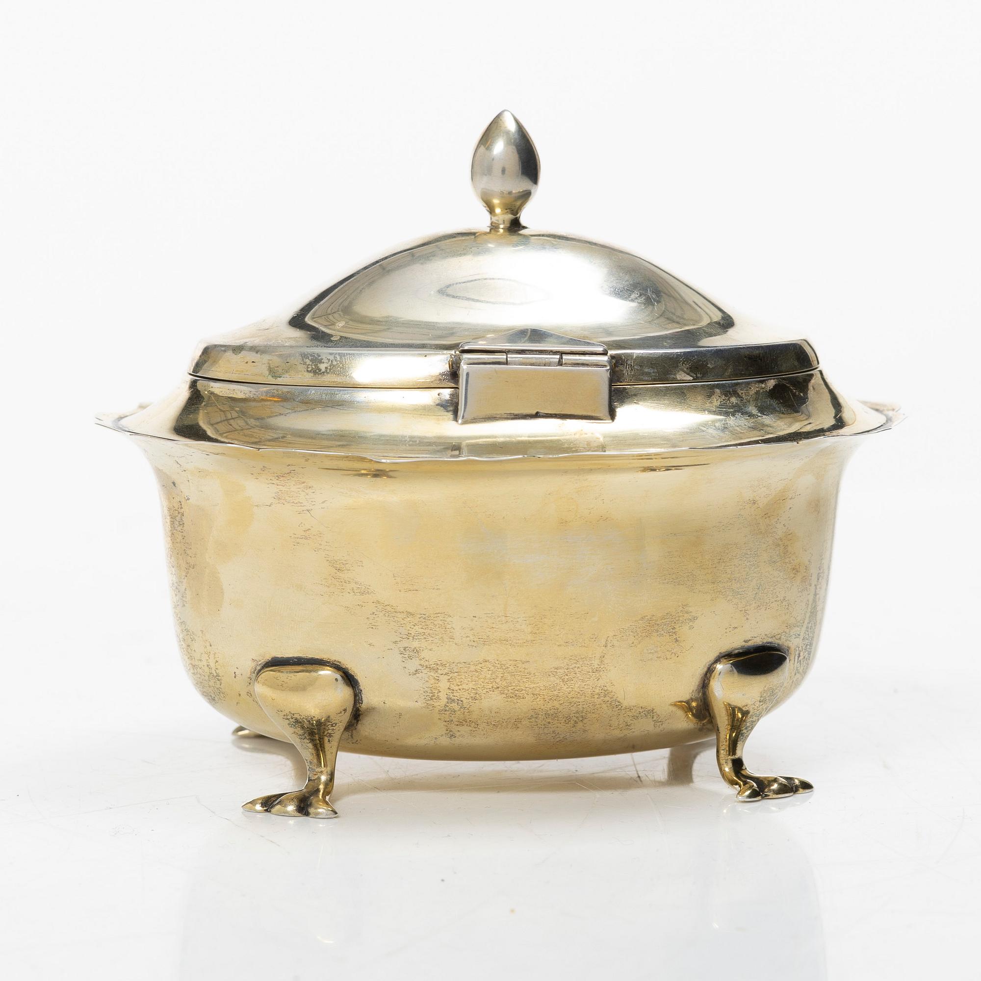 Arthur & John Zimmerman, skrin med lock, förgyllt silver, Birmingham, England 1910.