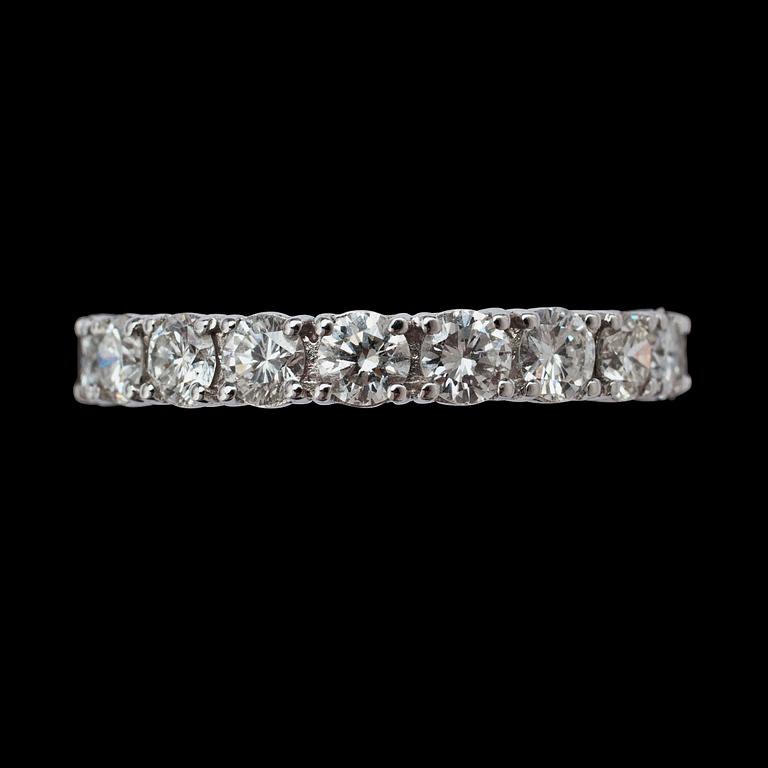 RING, sk eternity ring, briljantslipade diamanter, tot. 3.40 ct.