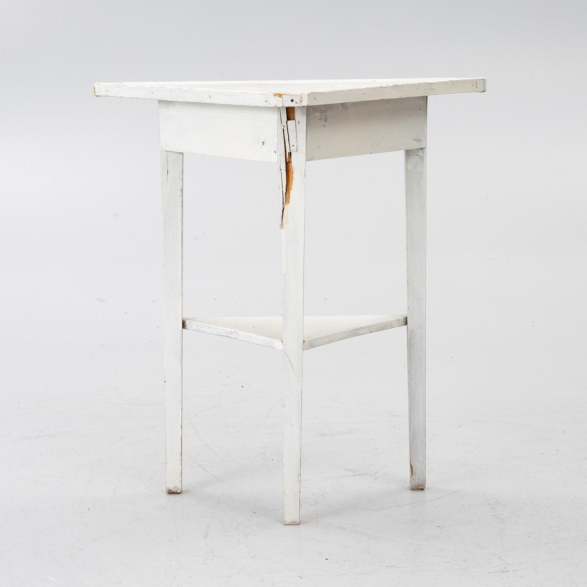 A corner table, 19th century.