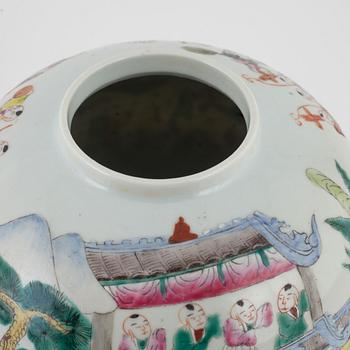 A lidded porcelain urn, China, first half of the 20th century.