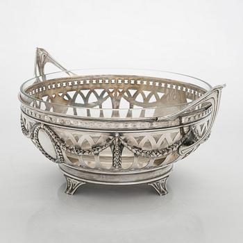 Tarjoilumalja, hopea, lasisisus, tuontileima 1899-1907, Br. Grachevin leima hovihankkijan merkillä.