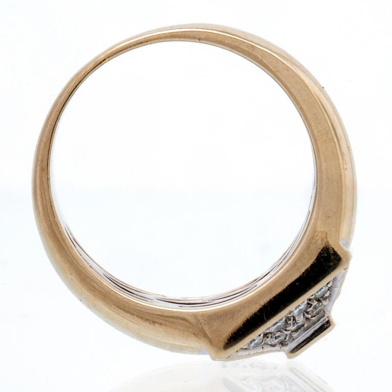Ring 18K vitguld med 1 princesslipad diamant och briljanter ca 0,40 ct totalt, bredaste del ca 10 mm.