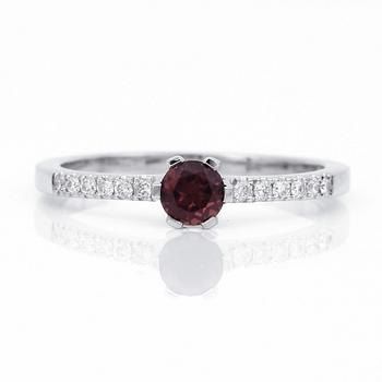 RING, 14K vitguld med turmalin 0,29 ct och briljantslipade diamanter tot ca 0,11 ct. Vikt 2,20 gram.