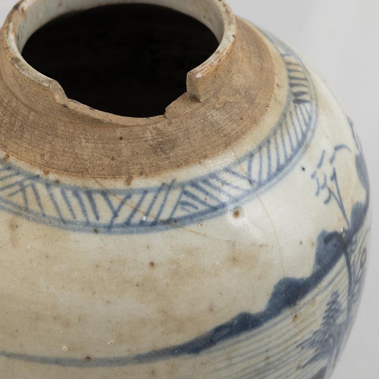 Two Chinese blue and white jars, late Qing dynasty, 19th century.