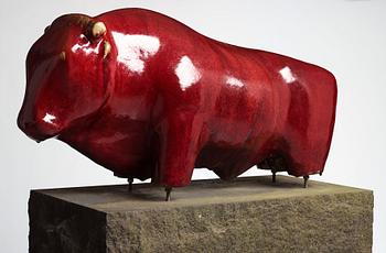 Ulla & Gustav Kraitz, a stoneware sculpture of a bull, Förslöv, Sweden, on a diabase pedestal.