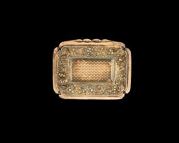 MINIATYRDOSA, låghaltigt guld, England 1800-tal.