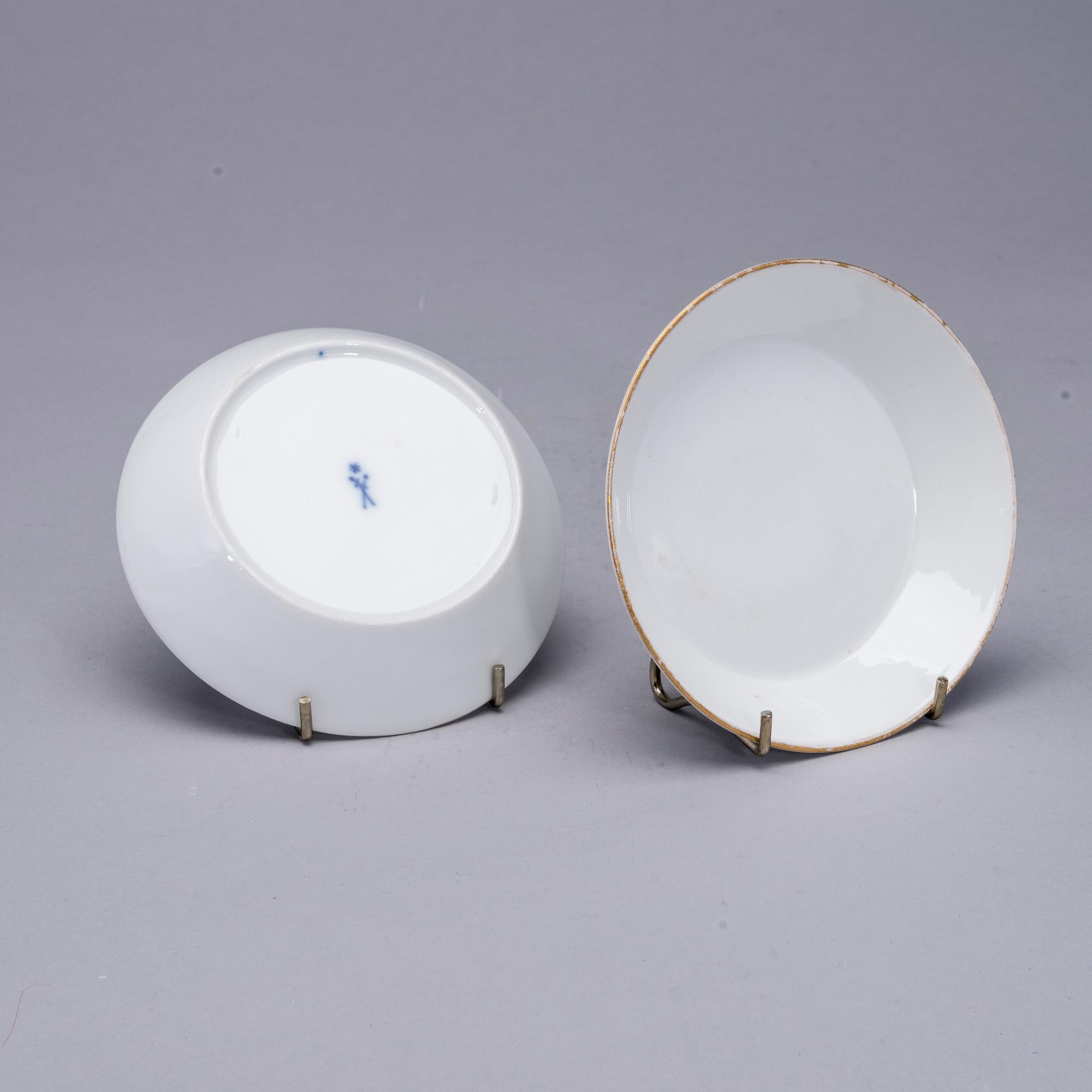 KAFFEKOPPAR MED FAT, 3 kpl, porslin, Meissen, Marcolini-period 1774-1814.