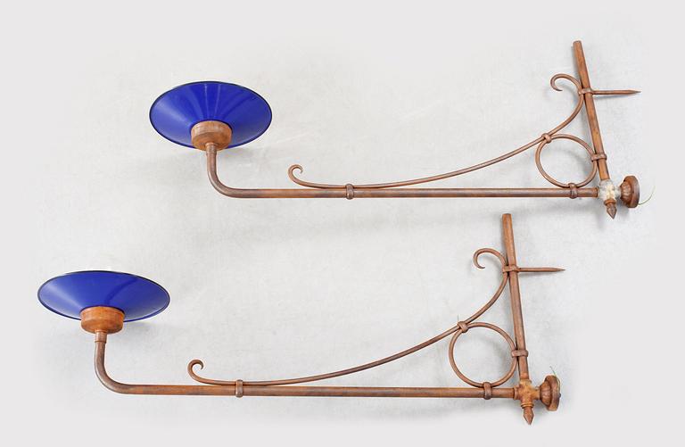 UTOMHUSBELYSNINGAR, ett par, 1900-talets första hälft.