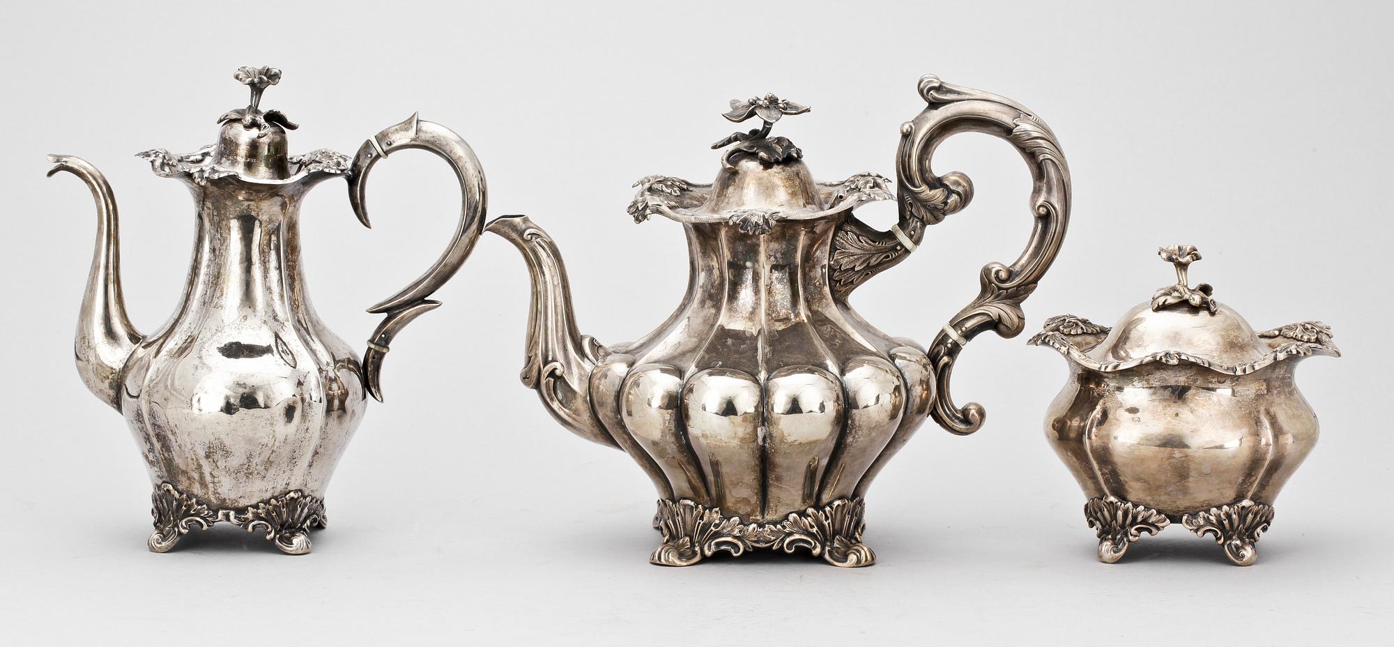 SERVISDELAR, 3 st, silver, bl a Gustav Möllenborg Feron, Stockholm, 1857, 1865 resp 1910. Totalvikt 2339.