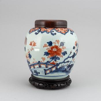 A blue and white and imari export jar, Qing dynasty, 18th century.
