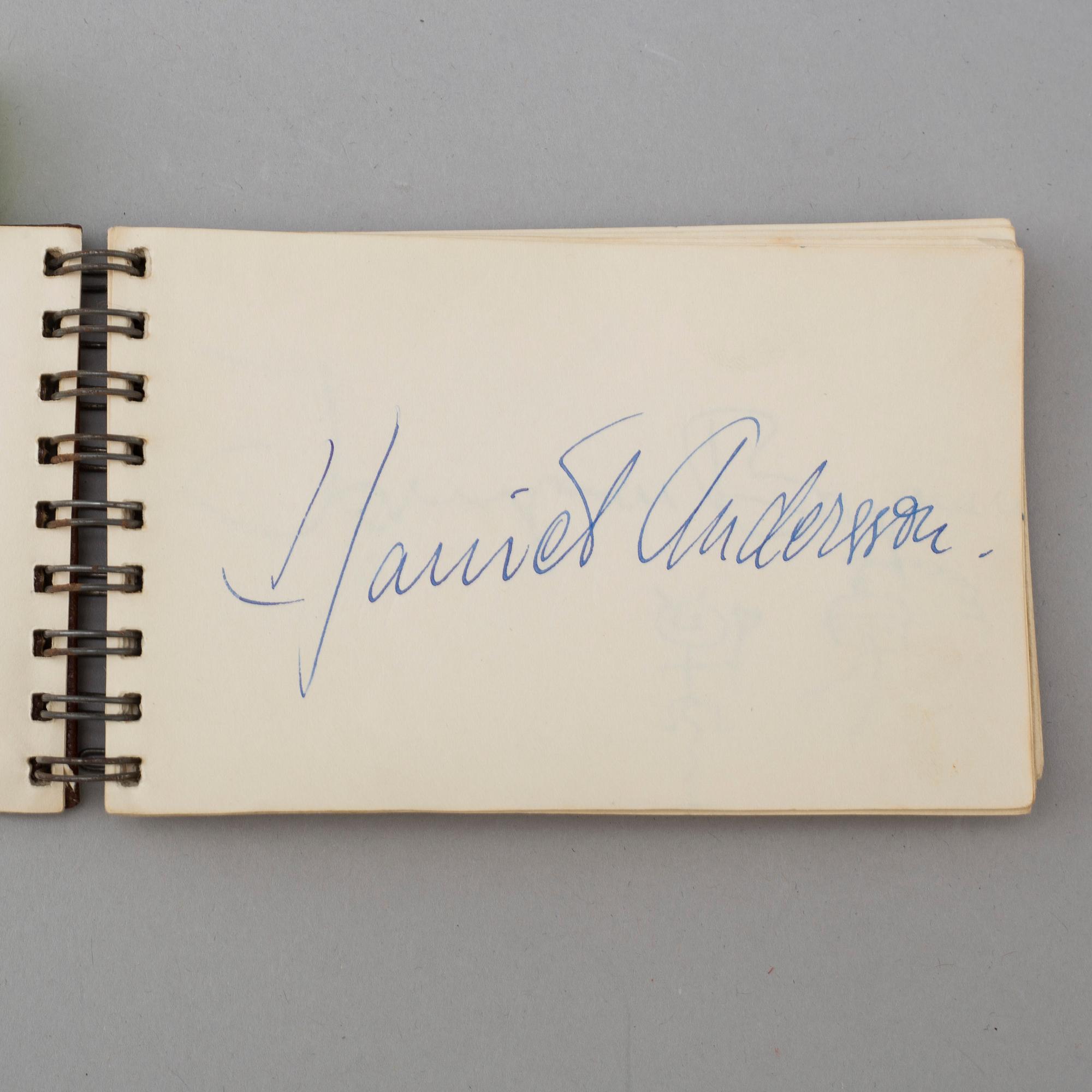 AUTOGRAFHÄFTE, med 28 autografer, egenhändiga, bl a Ingmar Bergman och Harriet Andersson.